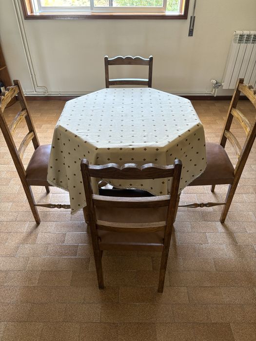 Mesa e cadeiras (tenho 4 conjuntos iguais aos das fotos)