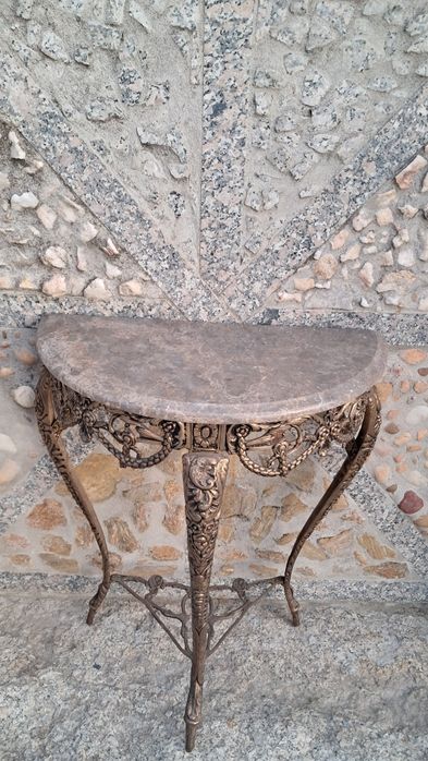 Mesa em ferro e tampo de pedra