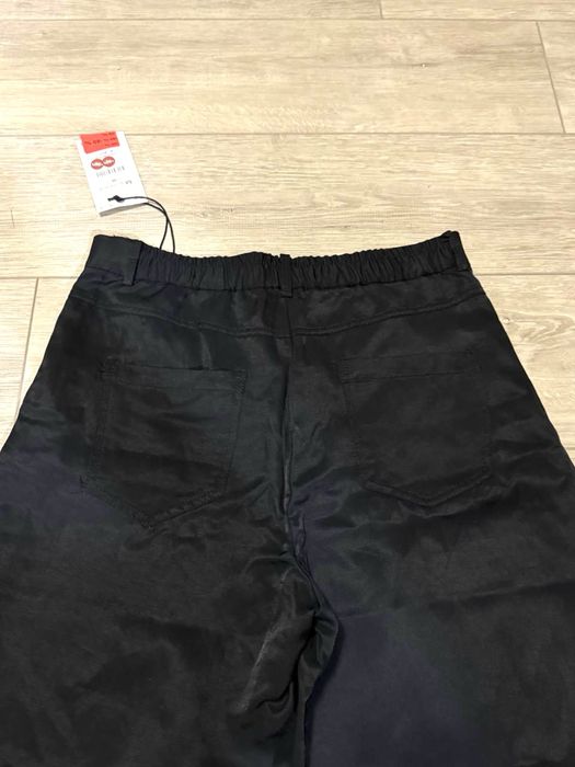 Чорні атласні стильні брюки