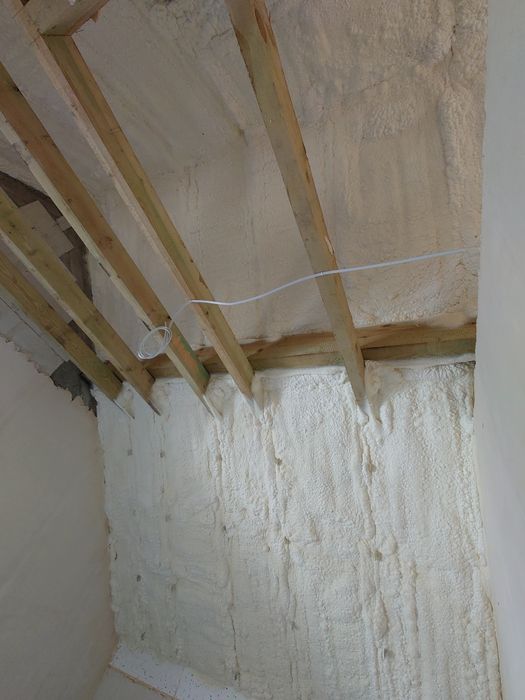 Ocieplanie piana PUR, izolacja pianką poddasza, wdmuchiwanie celulozy
