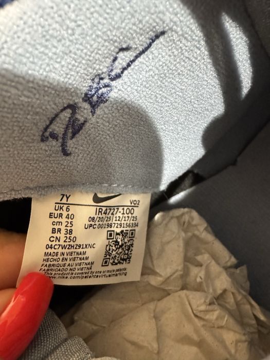 Нові шкіряні кросівки Nike, розмір 40 (7Y)