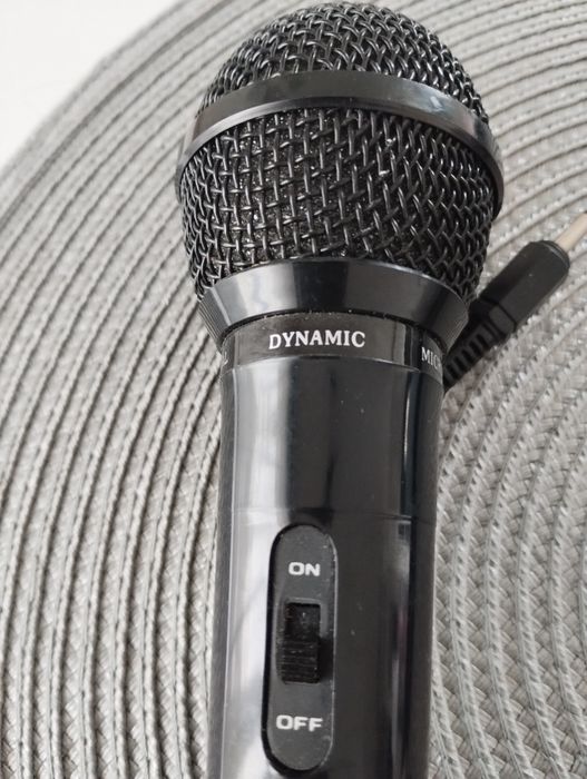 Stary mikrofon na kabel