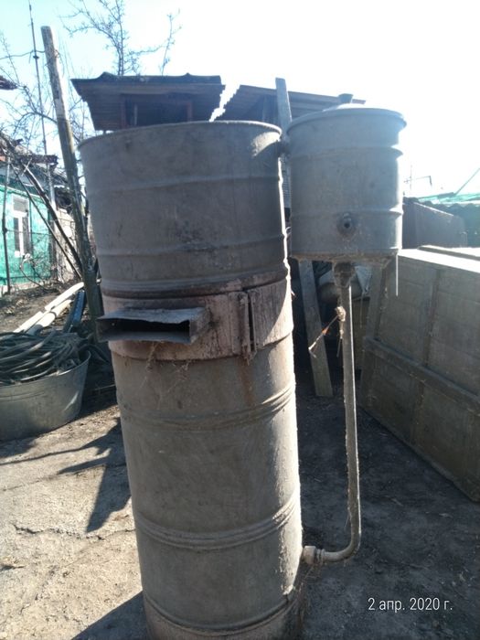 Титан на дровах для нагревания воды.