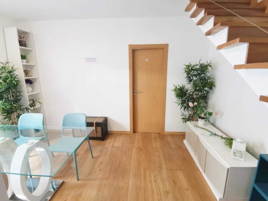 Um fantástico quarto na 147 m² duplex localizado na Parques das Nações