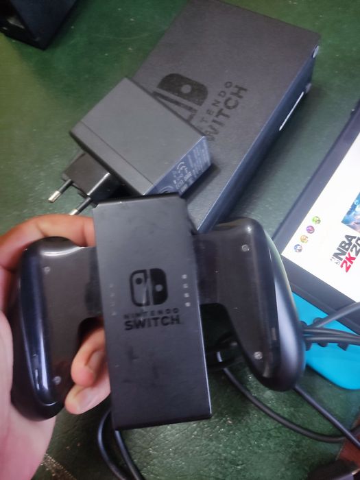 Consola Nintendo Switch em ótimo estado, com todos os acessórios.

- Inclui base de carregamento.
- Joy-Cons nas cores azul e cinza.
- Ca