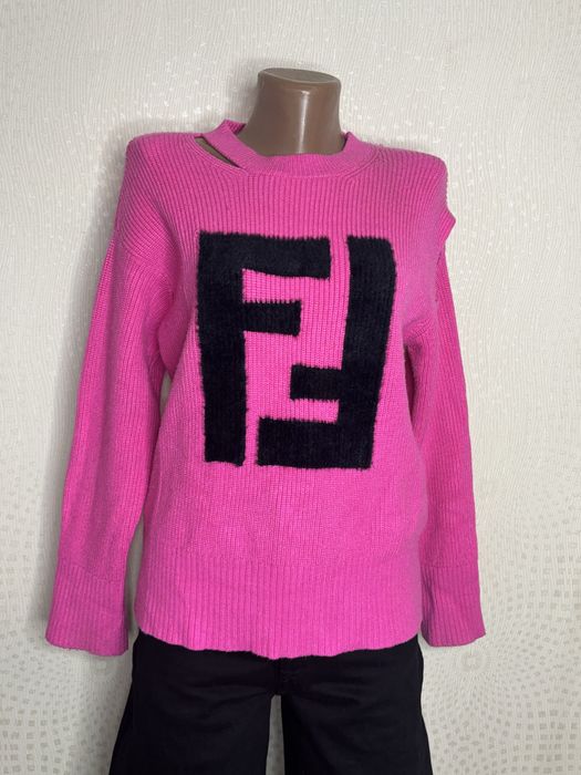 Розовый молодежный свитер Fendi