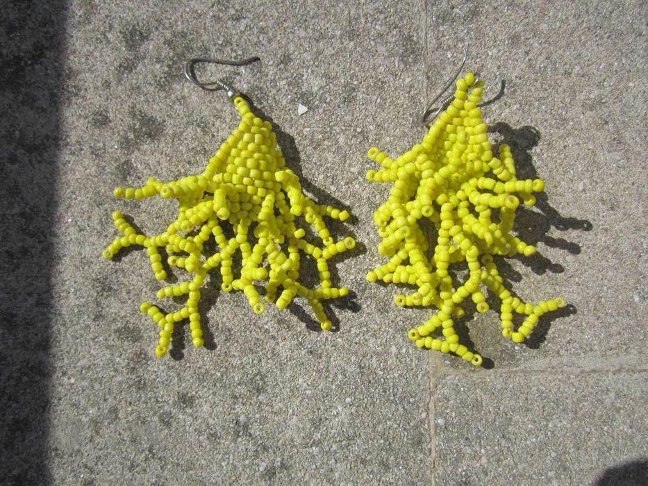Brincos amarelos artesanais, moçambique, design em forma de alga ou coral, missangas