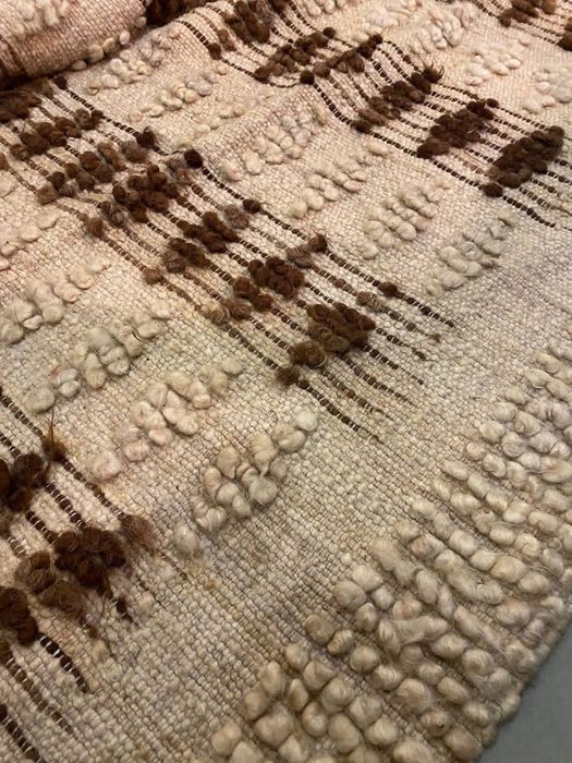 Vendo 3 carpetes artesanais de grandes dimenções  em lã compradas em feira de  artesanato.Uma delas  têm aproximadamente 4,5 metros de comprimento