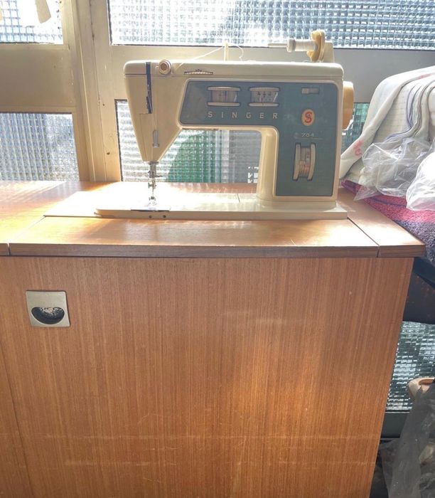 Máquina de costura automática Singer com móvel