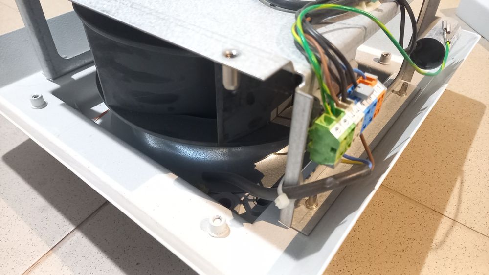 Wentylator odciagowy szafy Rack wraz z dzaszkiem R45E225 nowy