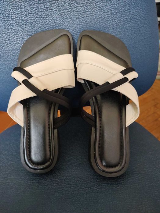 buty i figurki z gliny