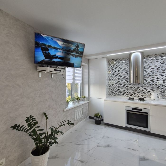 Продам трикімнатну квартиру на ремонтом