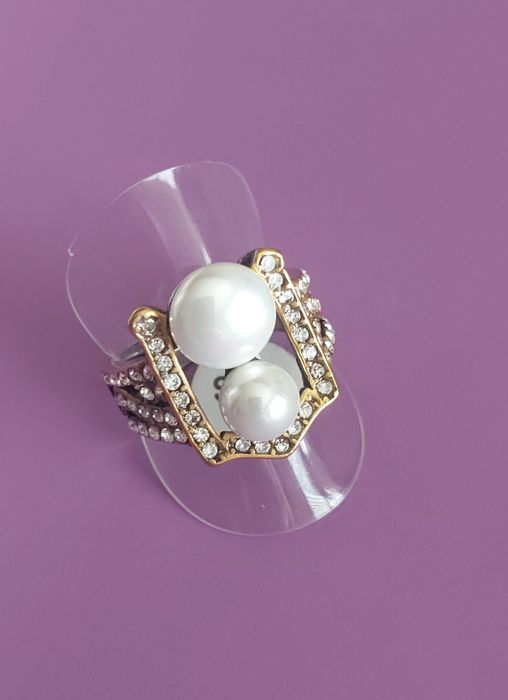 Anel bicolor, em aço, com zirconias e 2 pérolas. T20