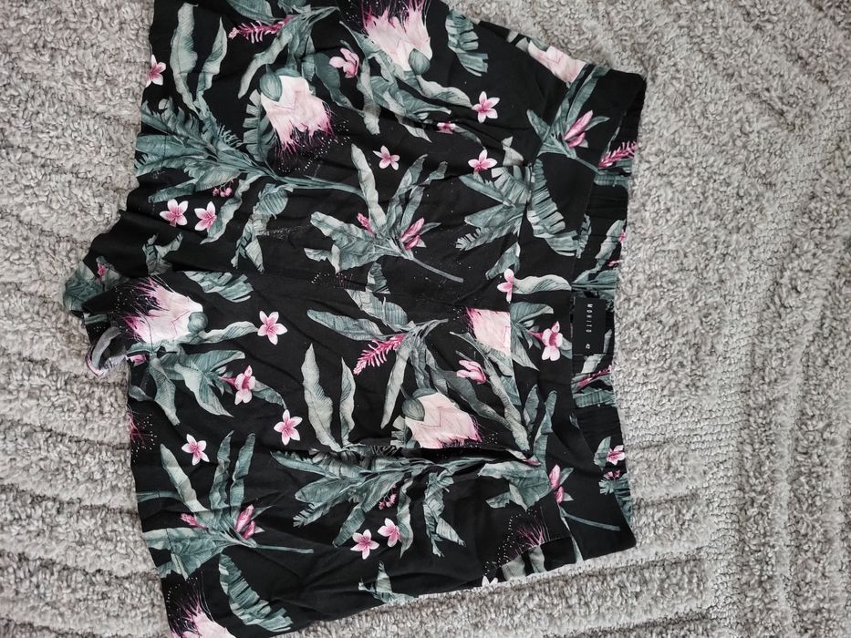 Krótkie spodenki 44