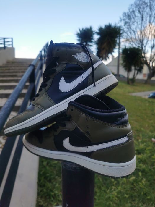 Air Jordan 1 Mid Originais em verde tropa e preto. Tamanho 42