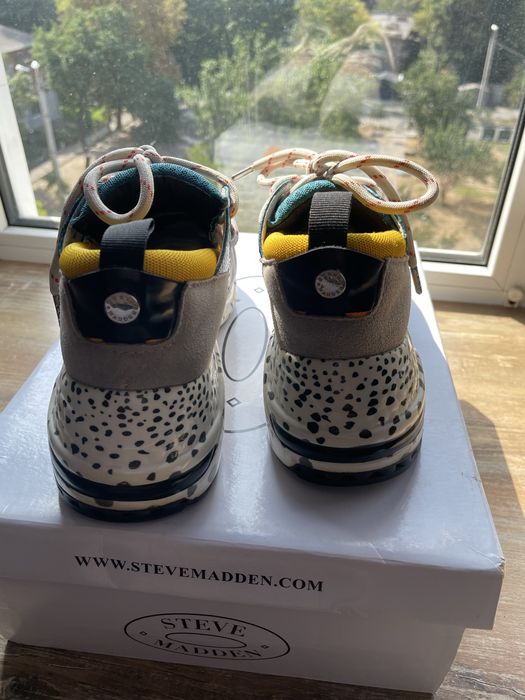 Продам кроссовки  Steve Madden