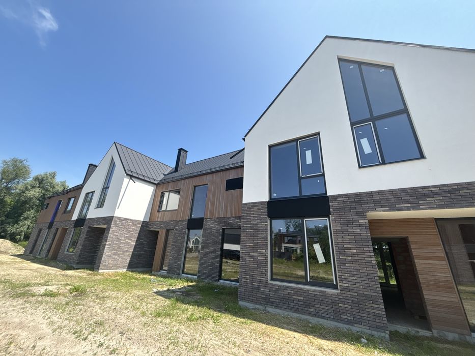 Просторий і стильний будинок у сучасному котеджному містечку