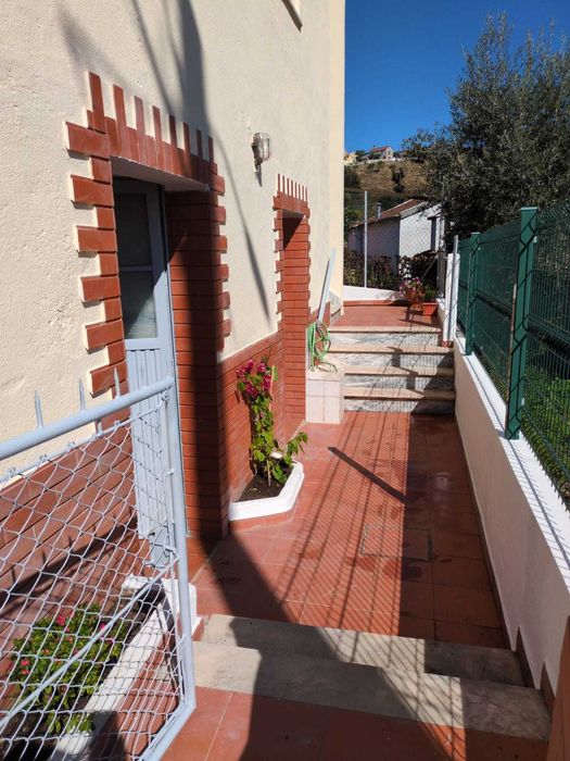 Moradia luminosa e espaçosa em Portela da Cedeira, Côja, com 2 cozinhas, duas casas de banho e vistas deslumbrantes