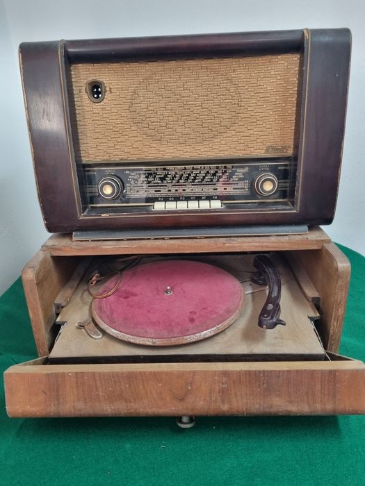Radio Lemouzy 725 FM com gira discos