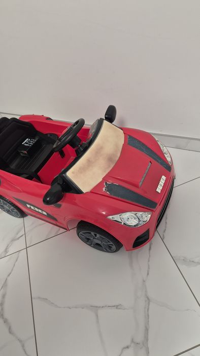 Дитячий електромобіль на батареї.