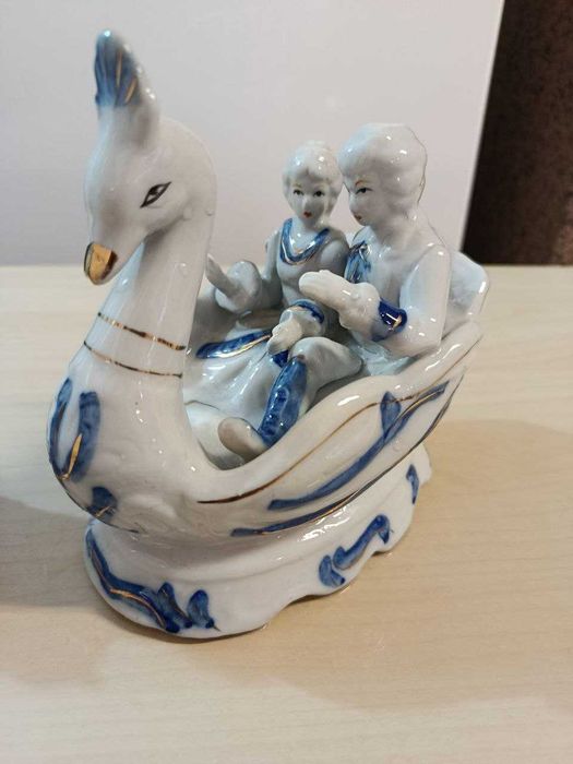 Par de Estatuetas / Figuras Antigas em Porcelana Clássica