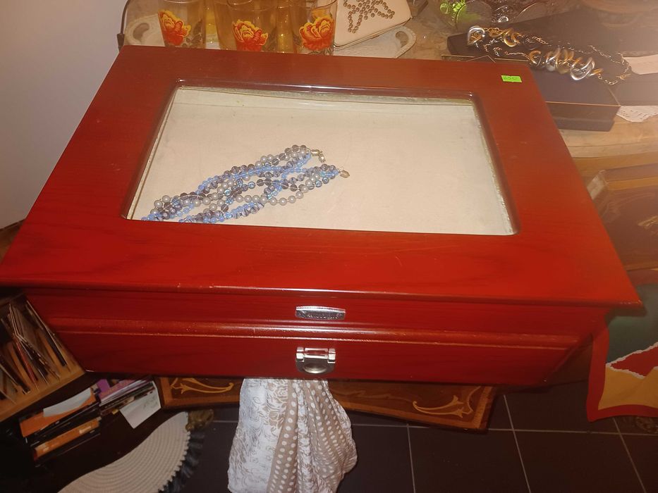 Piękna gablota na biżuterię