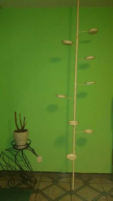 Kwietnik z kilkoma podstawkami do kwiatów doniczkowych