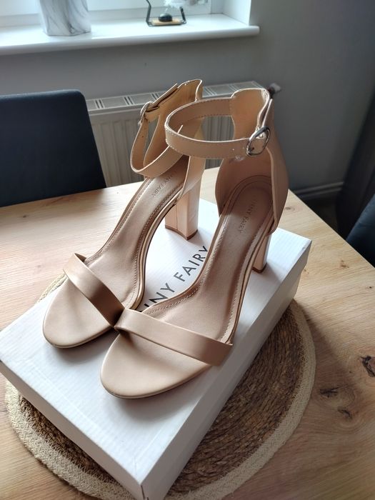 Beżowe sandały na słupku