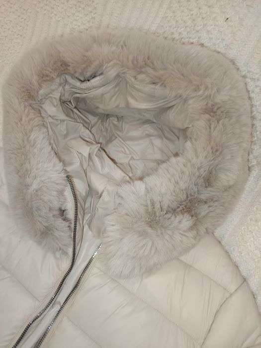 Quispo beje/creme e carapuço de pêlo