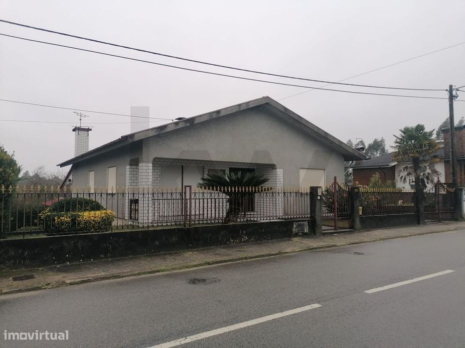 Moradia T3 com terreno possível destaque e construção de moradia.