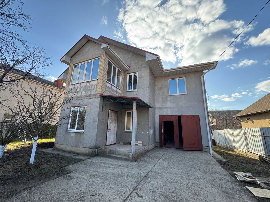 Будинок в Авангарді 6 соток Усі міські комунікації 220м2 180000 у.о.