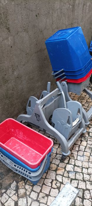 Carrinho mopa dois baldes e material para limpeza industrial