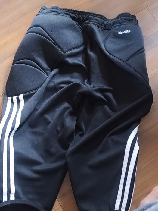 Dwie pary Adidas spodnie bramkarskie  S młodzieżowe i spodenki czarne