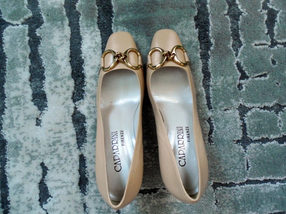 Eleganckie buty na obcasie włoskie beżowe rozmiar 38 Caparrini Firenze