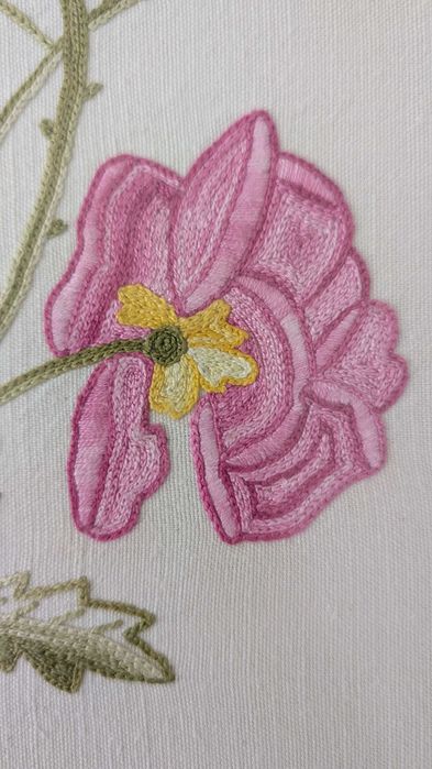 Quadro bordado sobre linho de 40cm X 48cm