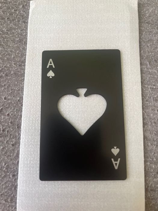 Otwieracz do kapsli butelkowych w kształcie karty A-sa