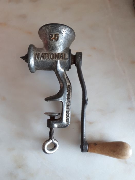 Máquina de picar carne em ferro (antiga)