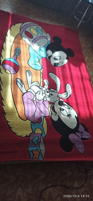 Яркий, красочный ковер.