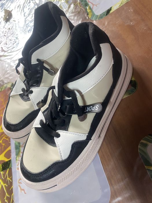 Продам кросівки підліткові