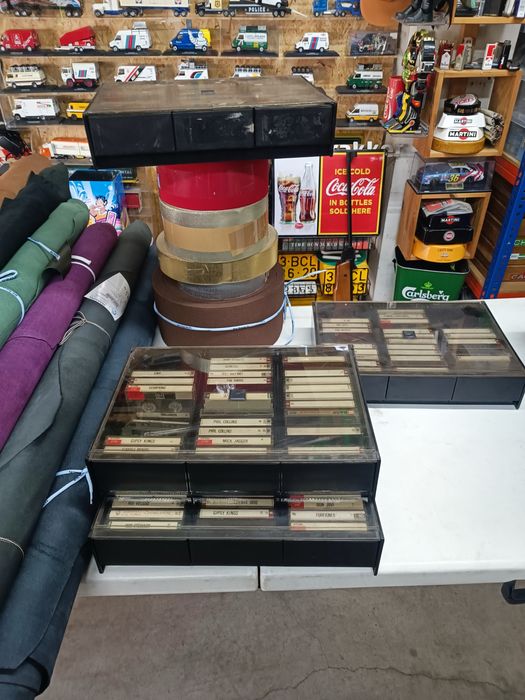 4 caixas com cassetes gravadas musicas varios artistas