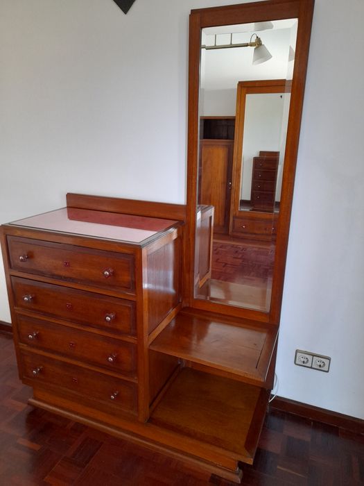 Mobilia quarto com 100 anos