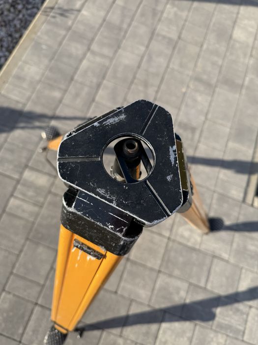 Używany statyw geodezyjny Retro żółty