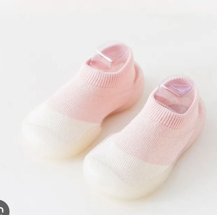 Nowe Buciki z skarpetką i podeszwą antypoślizgową