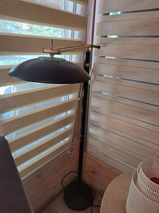 Lampa stojąca czarna