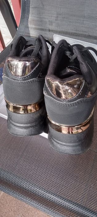 Buty damskie na koturnie