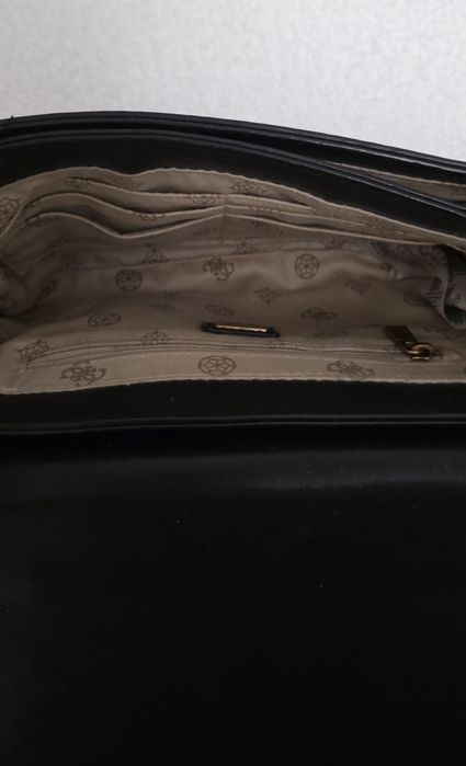 Guess Abey HWVB855821 – klasyczna czarna torebka z  chain strapem