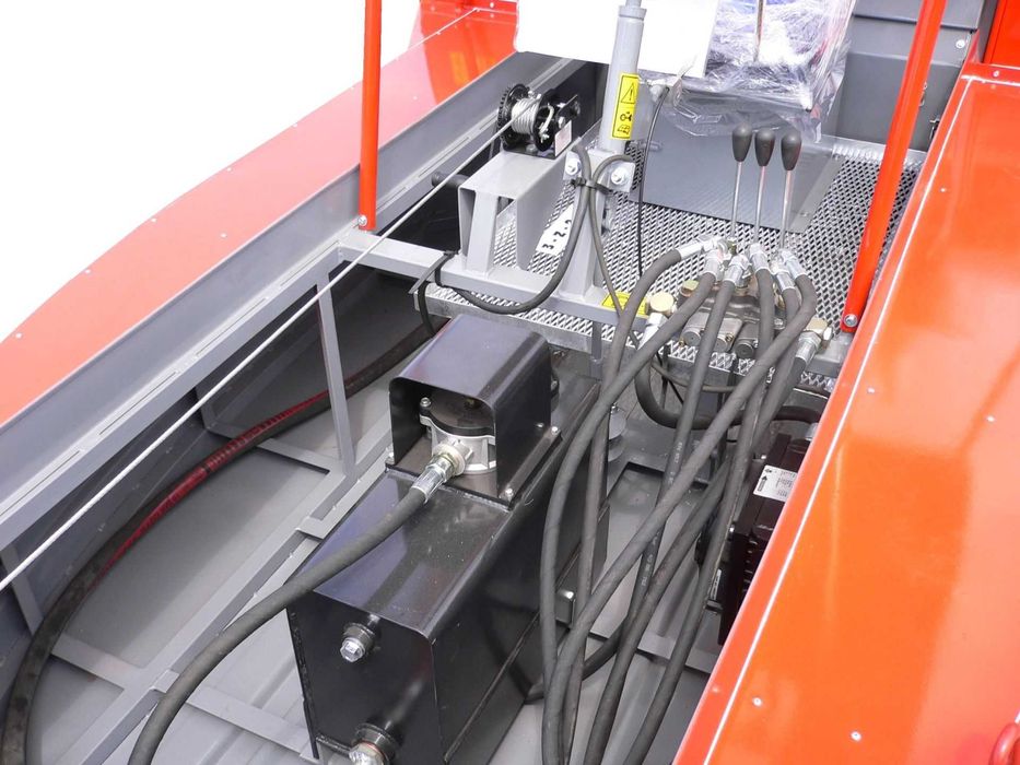 Човен косарка призначений для косіння очерету під водою.