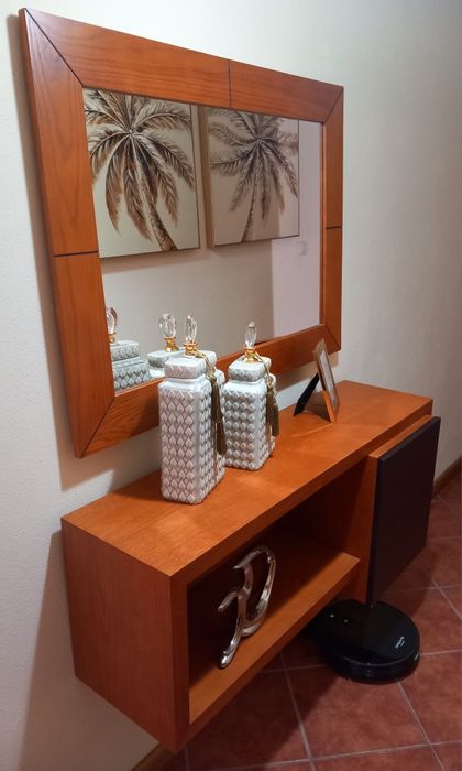 Móvel suspenso com espelho