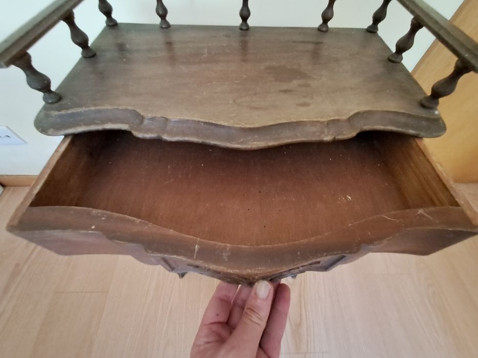 Móvel antigo com gaveta