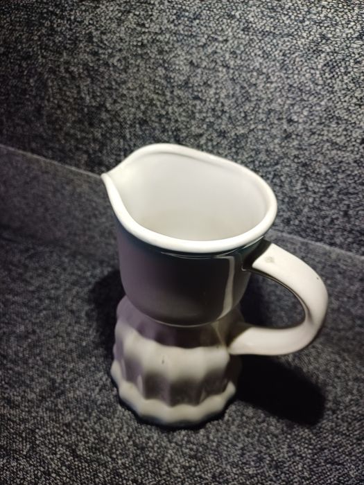 Dzbanek z porcelitu prl staroć antyk